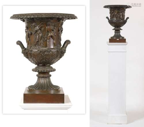 Grand vase dit "Médicis" en bronze à patine brune ...