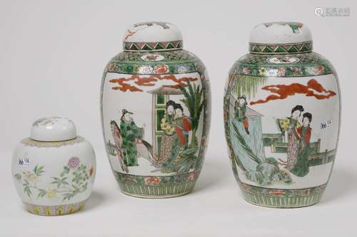 Lot en porcelaine polychrome de Chine comprenant une paire d...