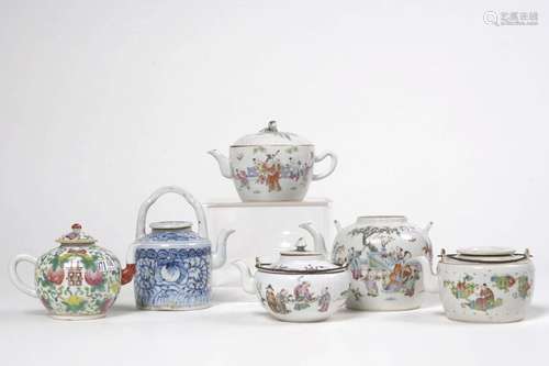 Ensemble de six théières en porcelaine polychrome et bleue e...