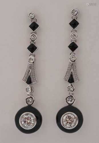 Paire de boucles d'oreilles en or blanc 14 carats serties d'...