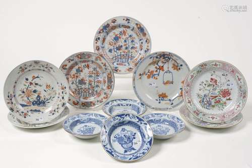 Ensemble de sept assiettes et quatre coupelles en porcelaine...