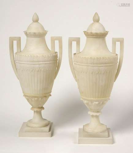 Paire de vases couverts en albâtre sculpté à décor de "...