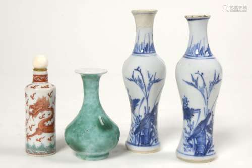 Trois petits vases et une "snuff-bottle" en porcel...