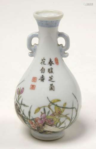 Petit vase bouteille à deux anses en porcelaine polychrome d...