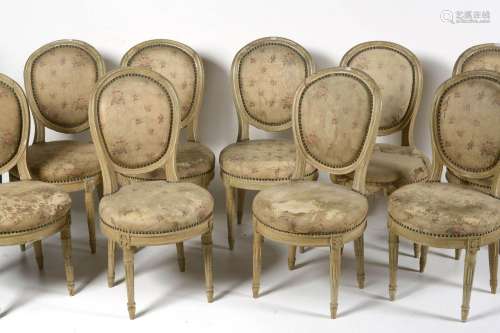 Suite de 9 chaises Louis XVI à dossier en Médaillon" en...