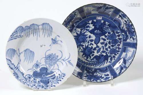 Lot de deux plats ronds dont l'un profond en porcelaine bleu...