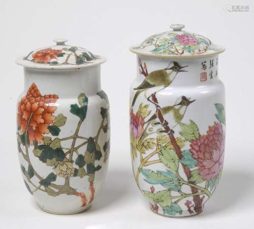 Fausse paire de vases couverts en porcelaine polychrome de C...