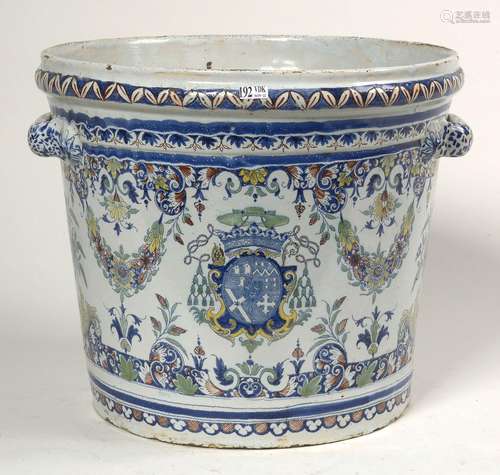 Important cache-pot en faïence polychrome de Rouen à décor f...