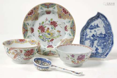 Lot en porcelaine polychrome et bleue et blanche de Chine co...