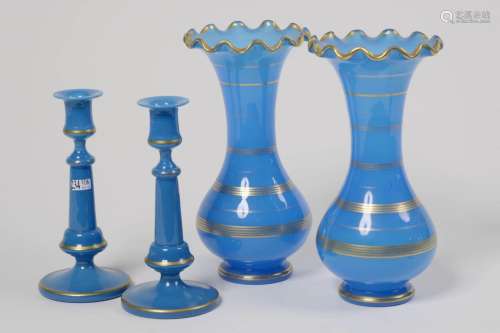 Paire de vases "Balustres" Charles X en opaline bl...