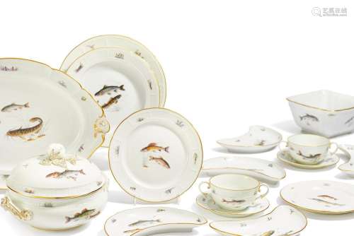 Dinner service with fish decor for 6 persons