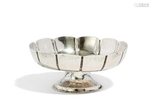 Footed sugar bowl with curved rim