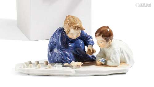 2 children baking with sand molds