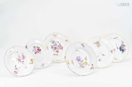 5 plates with woven basket rim and floral decor