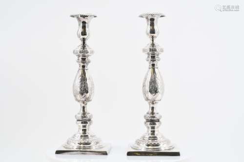 Pair of candlesticks with baluster shaft and flower decor