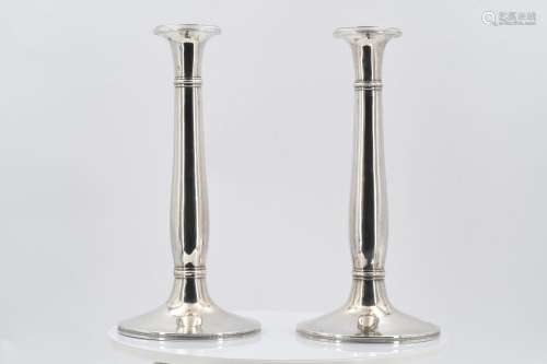 Pair of candlesticks with smooth shaft