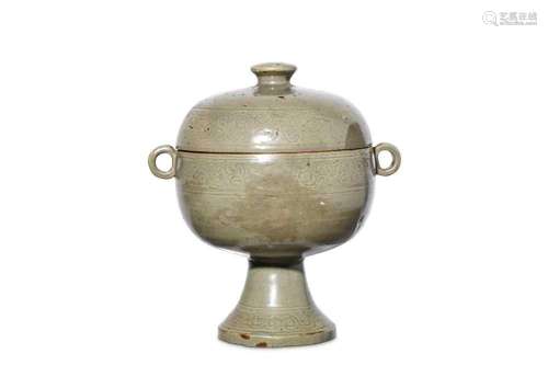 A CELADON RITUAL FOOD VESSEL AND COVER, DOU