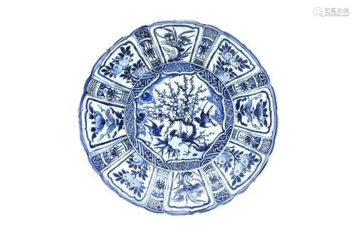 A CHINESE BLUE AND WHITE KRAAK PORCELAIN `BIRDS` CHARGER