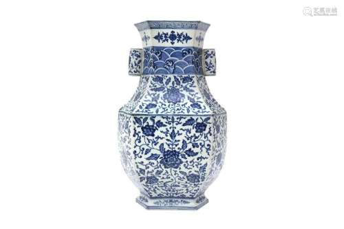 A CHINESE BLUE AND WHITE ARROW VASE