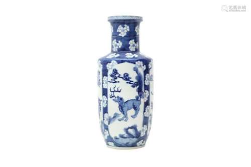 A CHINESE BLUE AND WHITE ROULEAU VASE.