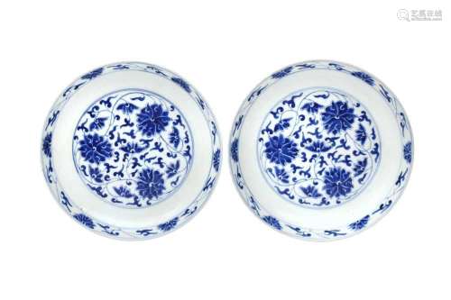 A PAIR OF CHINESE BLUE AND WHITE `LOTUS` DISHES