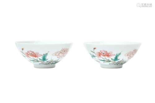 A PAIR OF CHINESE FAMILLE-ROSE `POPPIES` BOWLS