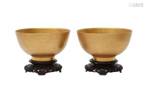 A PAIR OF CHINESE GILT-DECORATED BOWLS