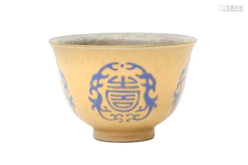 A CHINESE GILT-DECORATED BLUE-ENAMELLED `SHOU` CUP