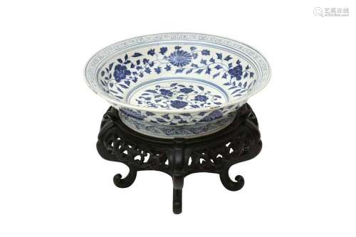 A CHINESE BLUE AND WHITE `FLOWERS` DISH