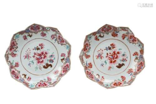 A PAIR OF CHINESE EXPORT FOLIATE RIM DISHES