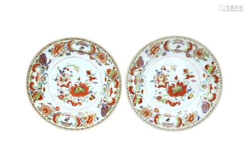A PAIR OF CHINESE FAMILLE-ROSE `POMPADOUR` DISHES