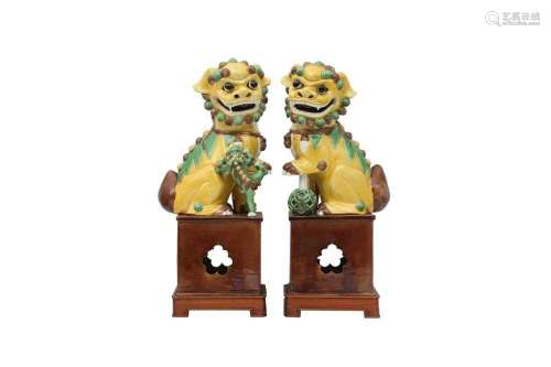 A PAIR OF CHINESE FAMILLE-VERTE LION DOGS