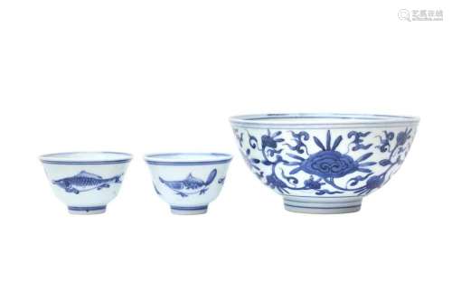 A CHINESE BLUE AND WHITE `LINGZHI` BOWL TOGETHER WITH TWO `F...