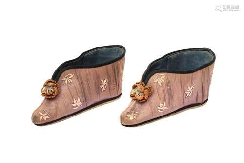 A PAIR OF CHINESE LADIES` SILK SHOES