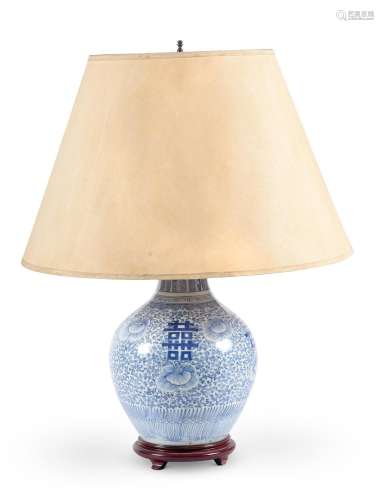 A CHINESE BLUE AND WHITE VASE, 19TH CENTURY