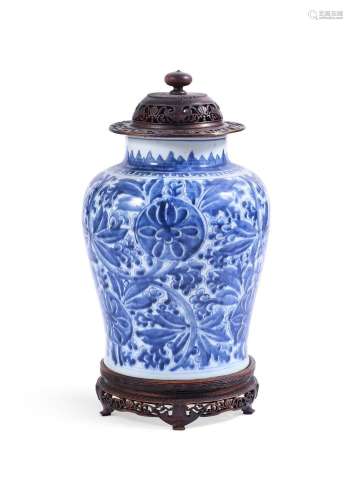 A CHINESE TRANSITIONAL BLUE AND WHITE BALUSTER VASE, CIRCA 1...