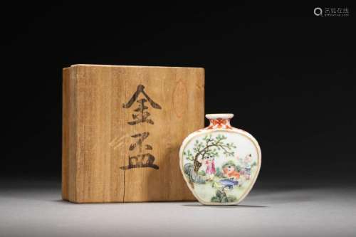 Qing Qianlong:powdered baby play poetry snuff bottle