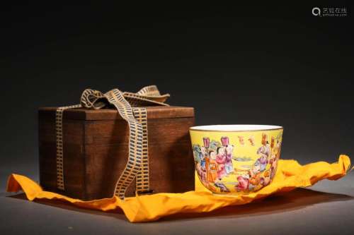 Qing Tongzhi: A Famille jaune Porcelain Cup