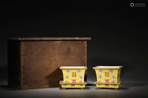 Qing Tongzhi:A Pair of Famille Jaune Porcelain Planters