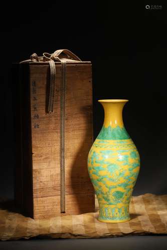 Qing Dynasty:A Famille Jaune Porcelain Vase