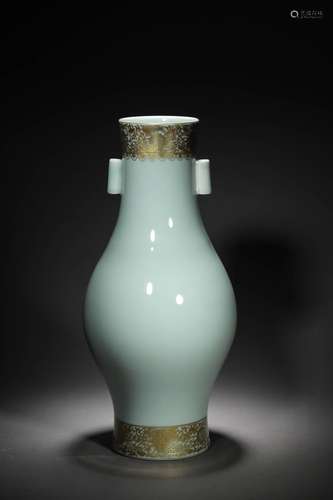 Qing: A green glazed gold Porcelain Vase