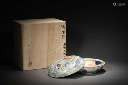 Qing: A Wucai Round Box