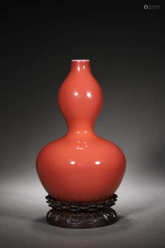 Qing Dynasty:Gourd bottle with red glaze