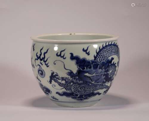 Qing Dynasty:blue and white dragon pattern cylinder