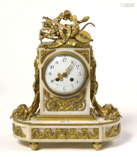 Pendule de style Louis XVI en marbre blanc et bronze doré su...
