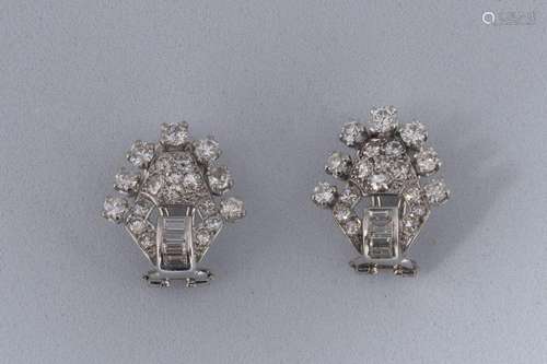 Paire de boucles d'oreilles en platine serties de diamants t...