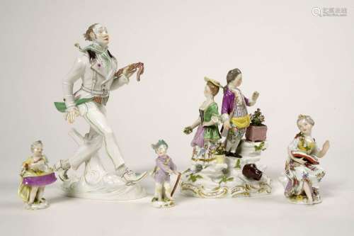 Ensemble de cinq statuettes en porcelaine polychrome de Meis...