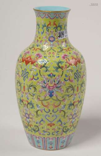 Petit vase pansu en porcelaine polychrome de Chine à  décor ...