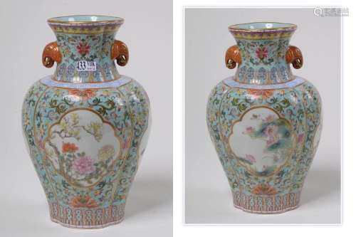 Vase polylobé en porcelaine polychrome de Chine décoré d' &q...