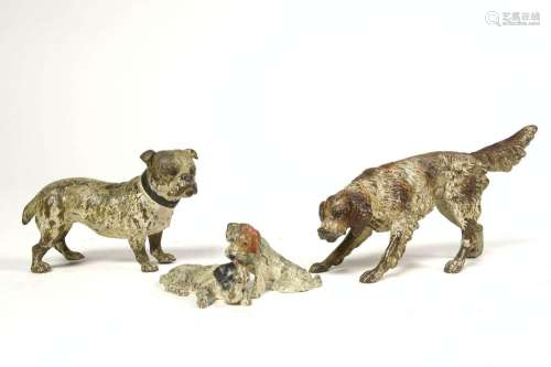 Lot de trois statuettes de chiens en bronze peints à froid. ...